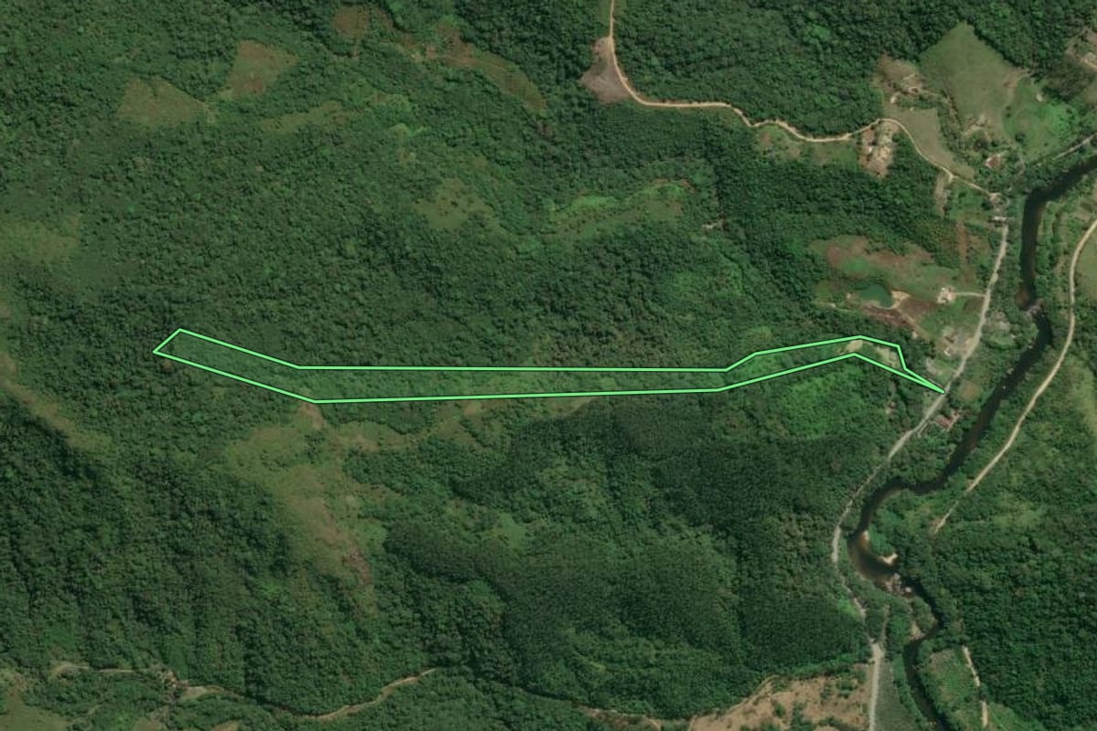Imagem de satélite do imóvel rural em Jacupiranga (SP), com o contorno declarado no CAR desenhado por cima.