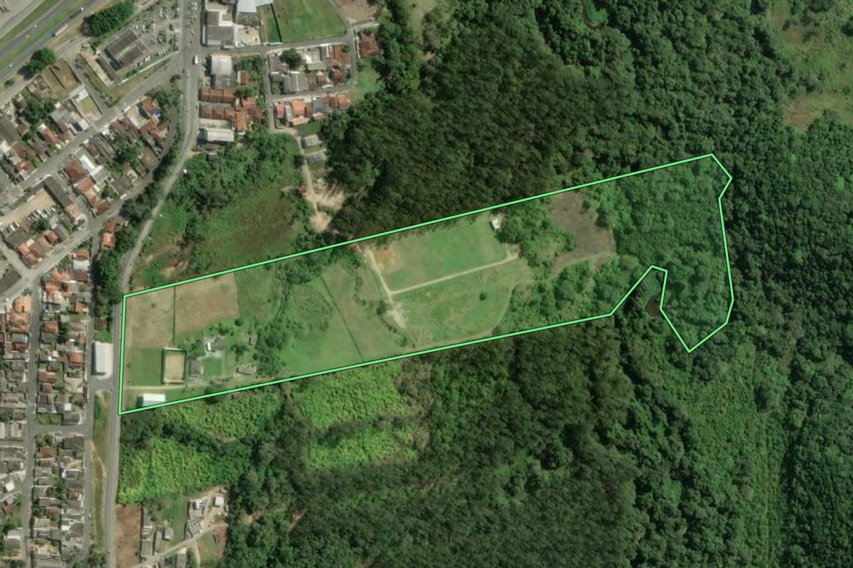 Imagem de satélite do imóvel rural em Jacupiranga (SP), com o contorno declarado no CAR desenhado por cima.