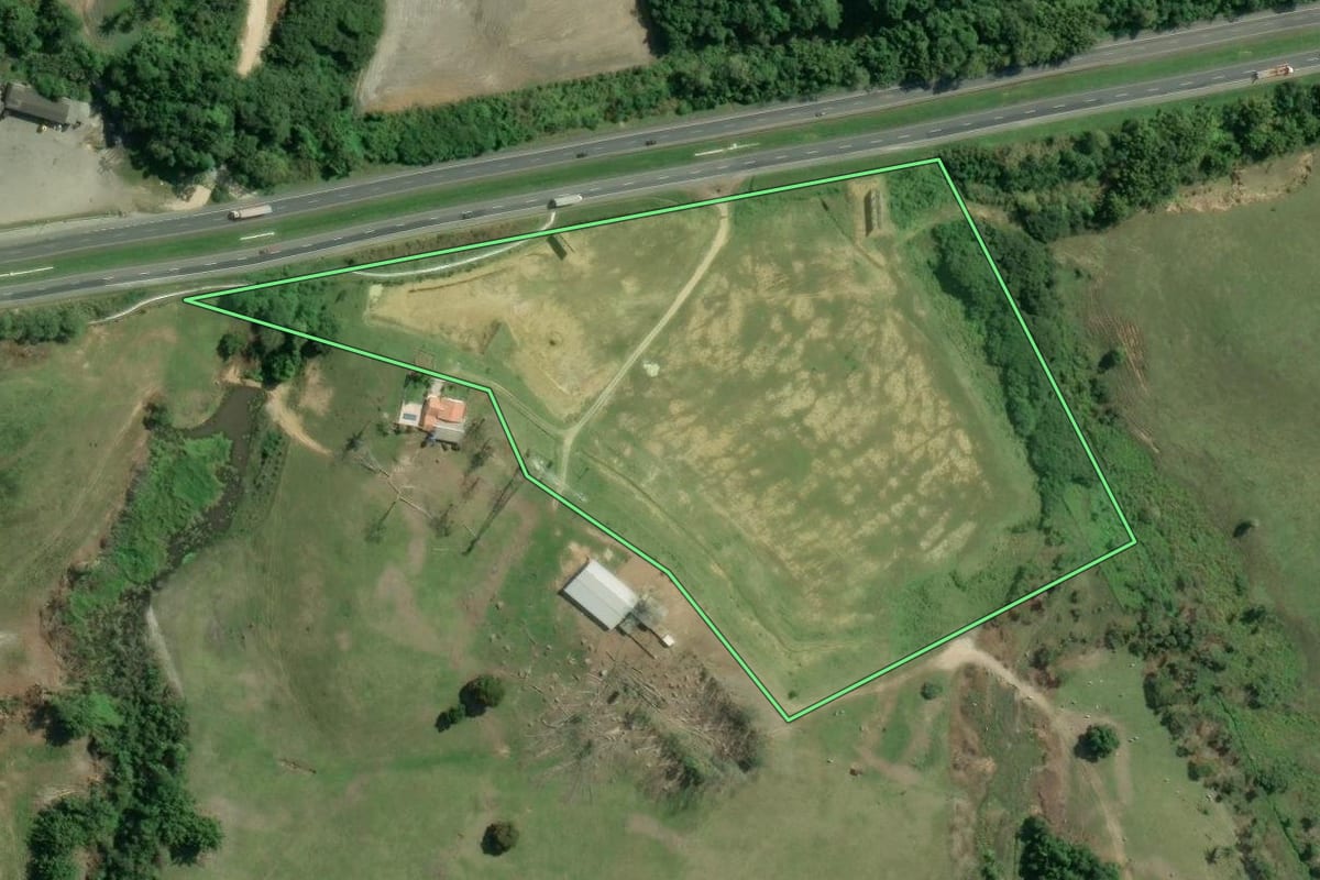 Imagem de satélite do imóvel rural em Jacupiranga (SP), com o contorno declarado no CAR desenhado por cima.