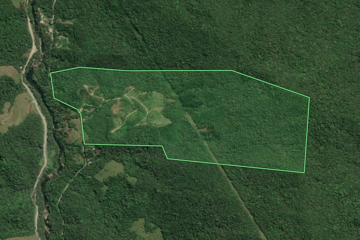 Imagem de satélite do imóvel rural em Jacupiranga (SP), com o contorno declarado no CAR desenhado por cima.
