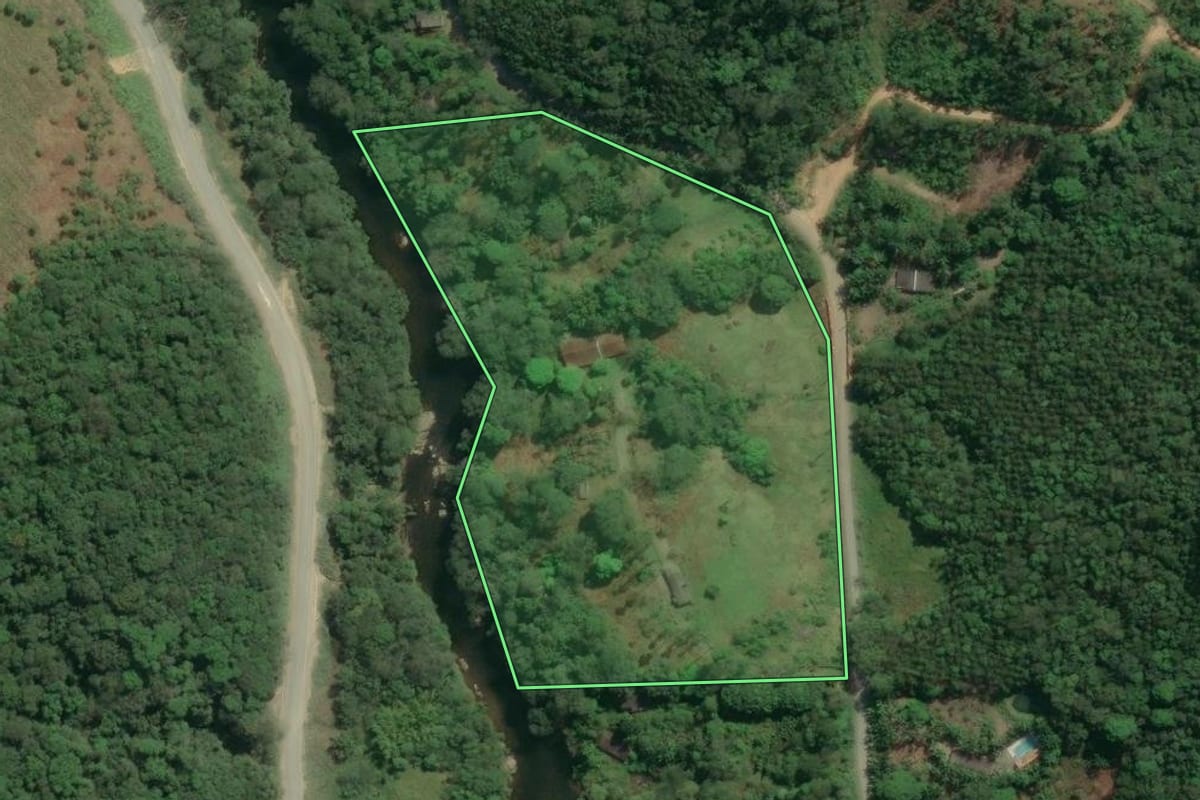 Imagem de satélite do imóvel rural em Jacupiranga (SP), com o contorno declarado no CAR desenhado por cima.