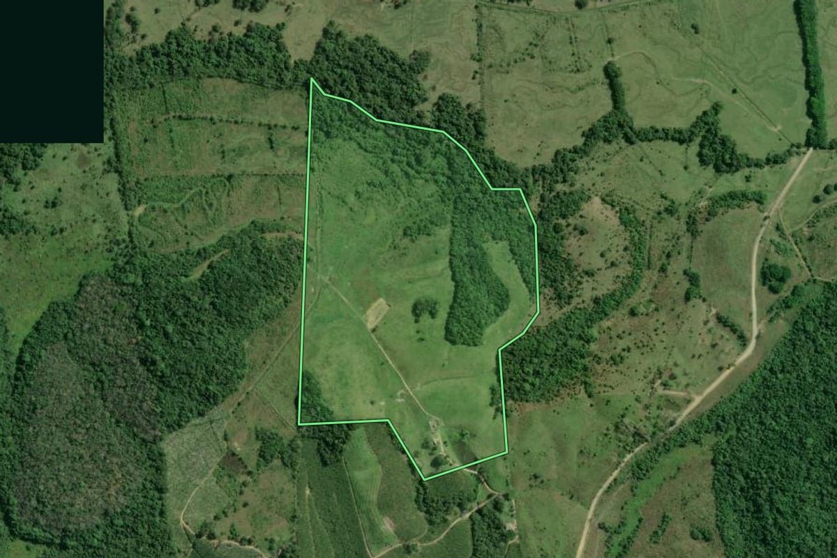 Imagem de satélite do imóvel rural em Jacupiranga (SP), com o contorno declarado no CAR desenhado por cima.