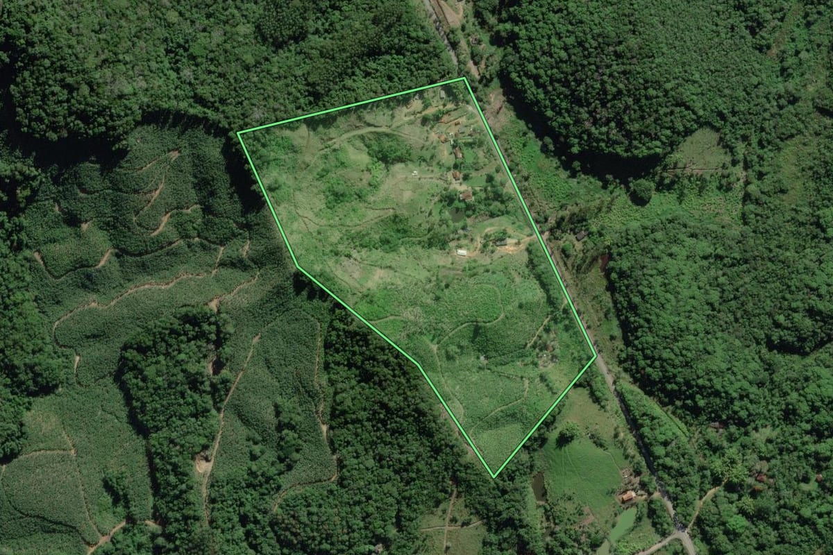 Imagem de satélite do imóvel rural em Jacupiranga (SP), com o contorno declarado no CAR desenhado por cima.