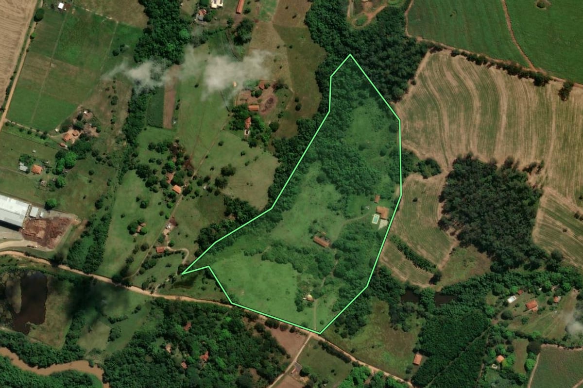 Imagem de satélite do imóvel rural em Jaguariúna (SP), com o contorno declarado no CAR desenhado por cima.