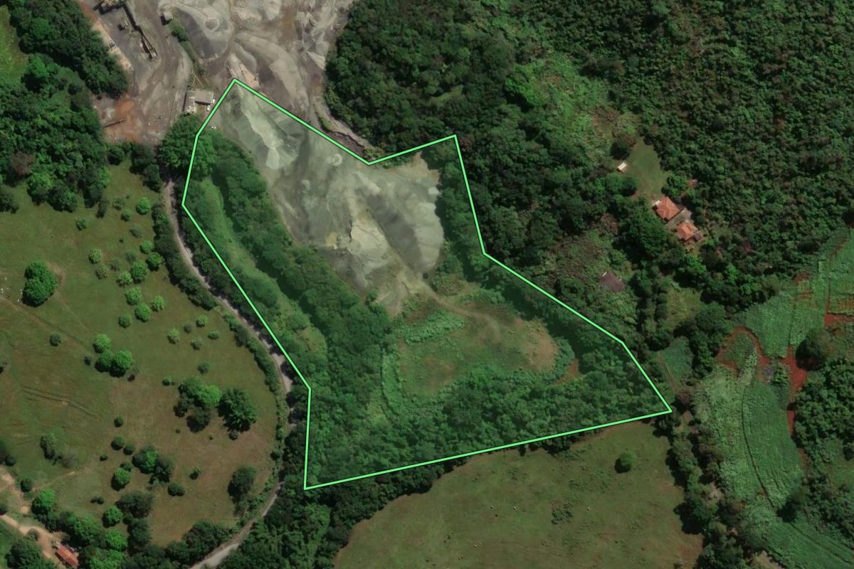 Imagem de satélite do imóvel rural em Jaguariúna (SP), com o contorno declarado no CAR desenhado por cima.