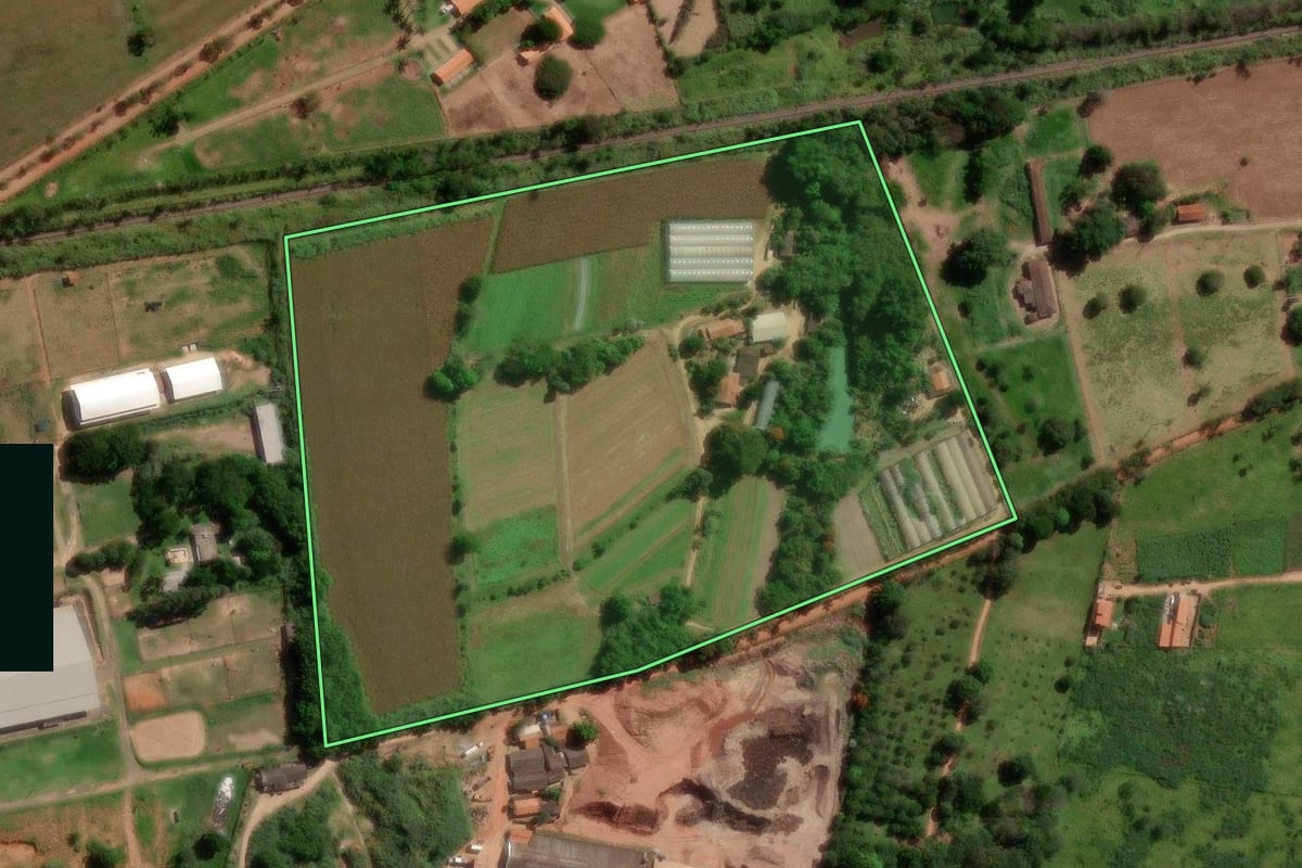 Imagem de satélite do imóvel rural em Jaguariúna (SP), com o contorno declarado no CAR desenhado por cima.