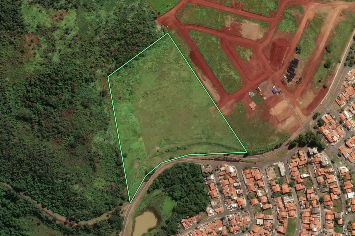 Imagem de satélite do imóvel rural em Jaguariúna (SP), com o contorno declarado no CAR desenhado por cima.