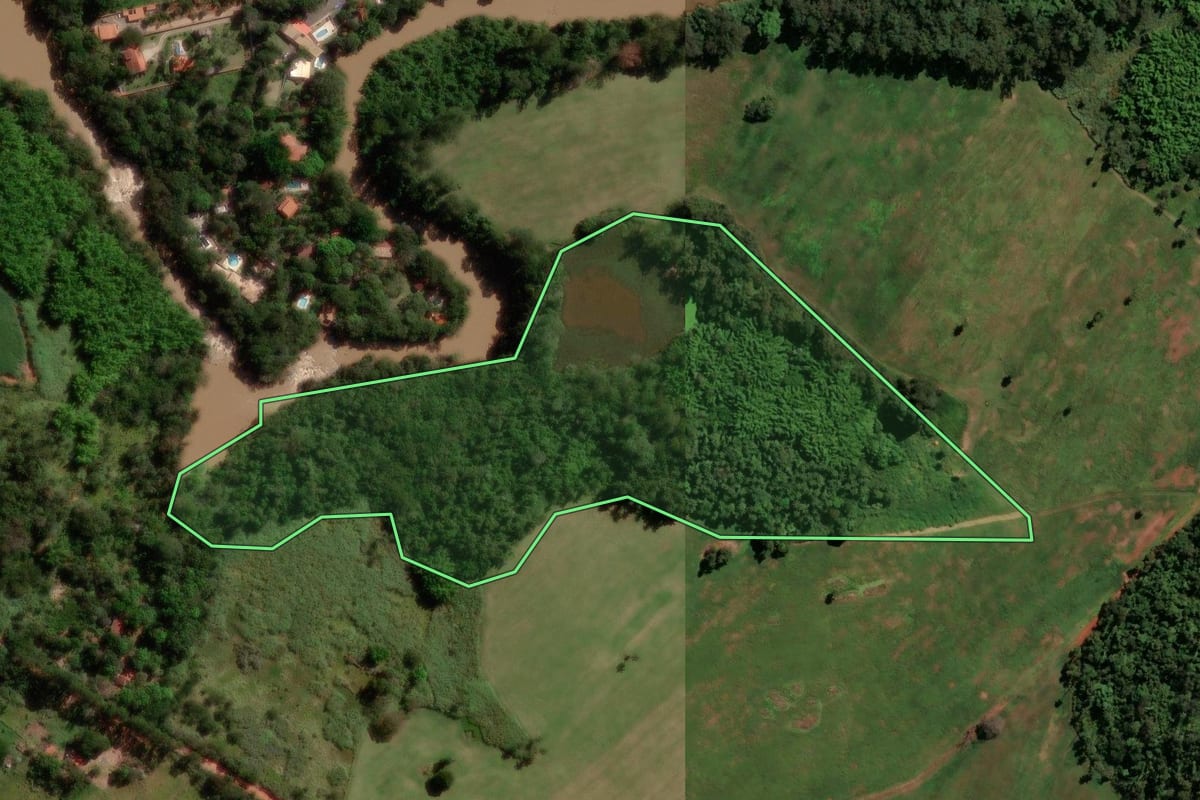 Imagem de satélite do imóvel rural em Jaguariúna (SP), com o contorno declarado no CAR desenhado por cima.