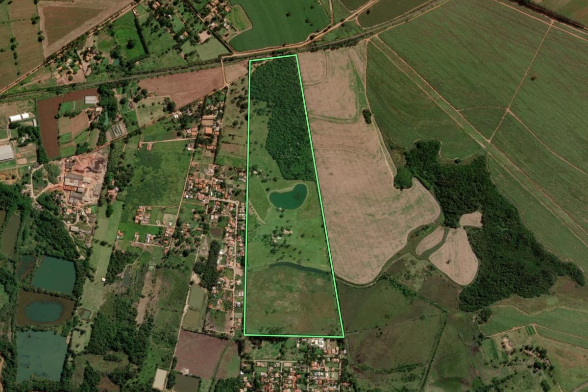 Imagem de satélite do imóvel rural em Jaguariúna (SP), com o contorno declarado no CAR desenhado por cima.
