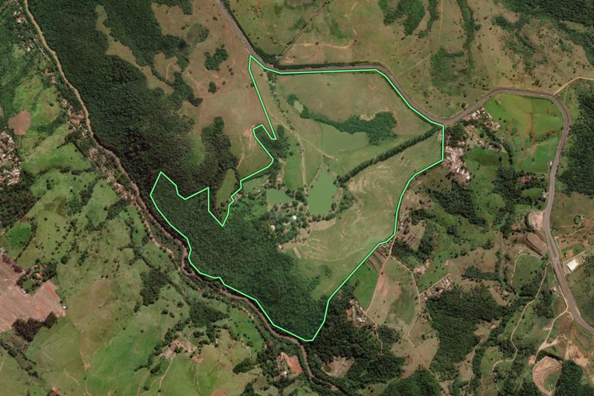 Imagem de satélite do imóvel rural em Jaguariúna (SP), com o contorno declarado no CAR desenhado por cima.