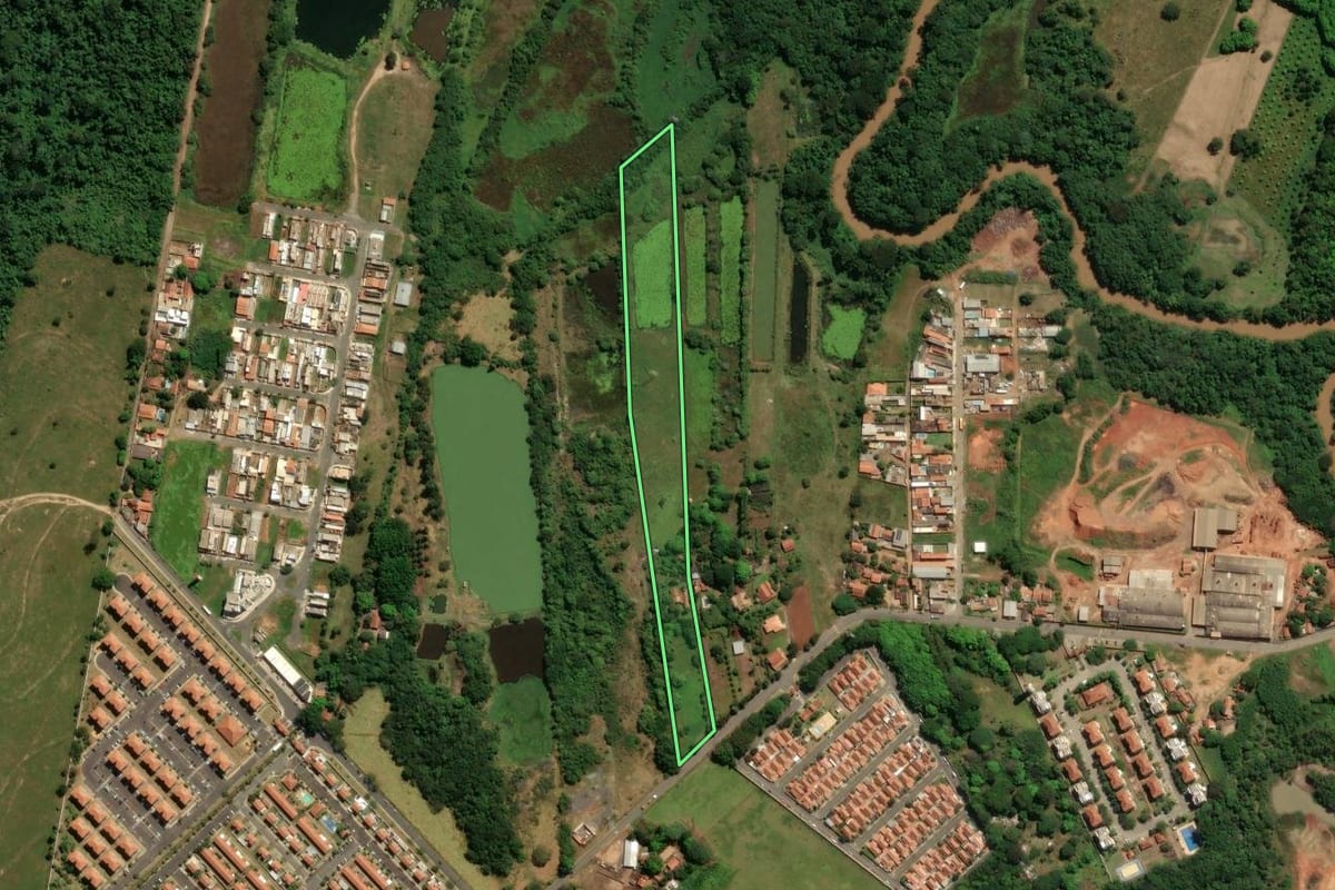Imagem de satélite do imóvel rural em Jaguariúna (SP), com o contorno declarado no CAR desenhado por cima.