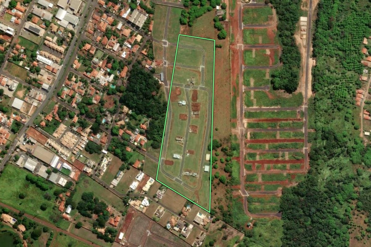 Imagem de satélite do imóvel rural em Jaguariúna (SP), com o contorno declarado no CAR desenhado por cima.