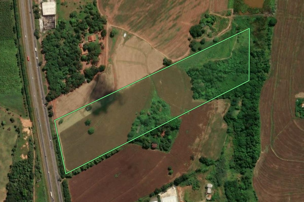 Imagem de satélite do imóvel rural em Jaguariúna (SP), com o contorno declarado no CAR desenhado por cima.