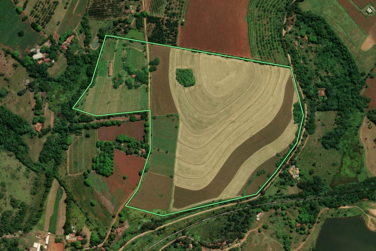 Imagem de satélite do imóvel rural em Jaguariúna (SP), com o contorno declarado no CAR desenhado por cima.