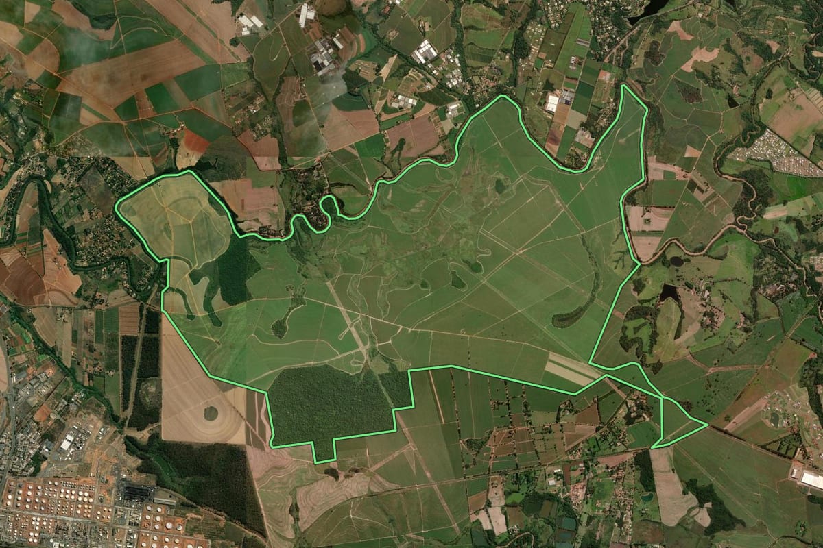 Imagem de satélite do imóvel rural em Jaguariúna (SP), com o contorno declarado no CAR desenhado por cima.