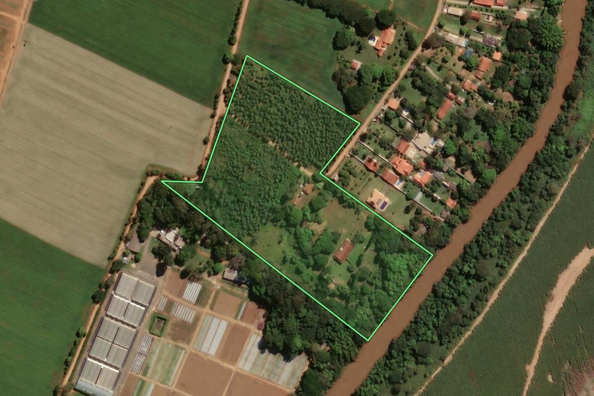 Imagem de satélite do imóvel rural em Jaguariúna (SP), com o contorno declarado no CAR desenhado por cima.