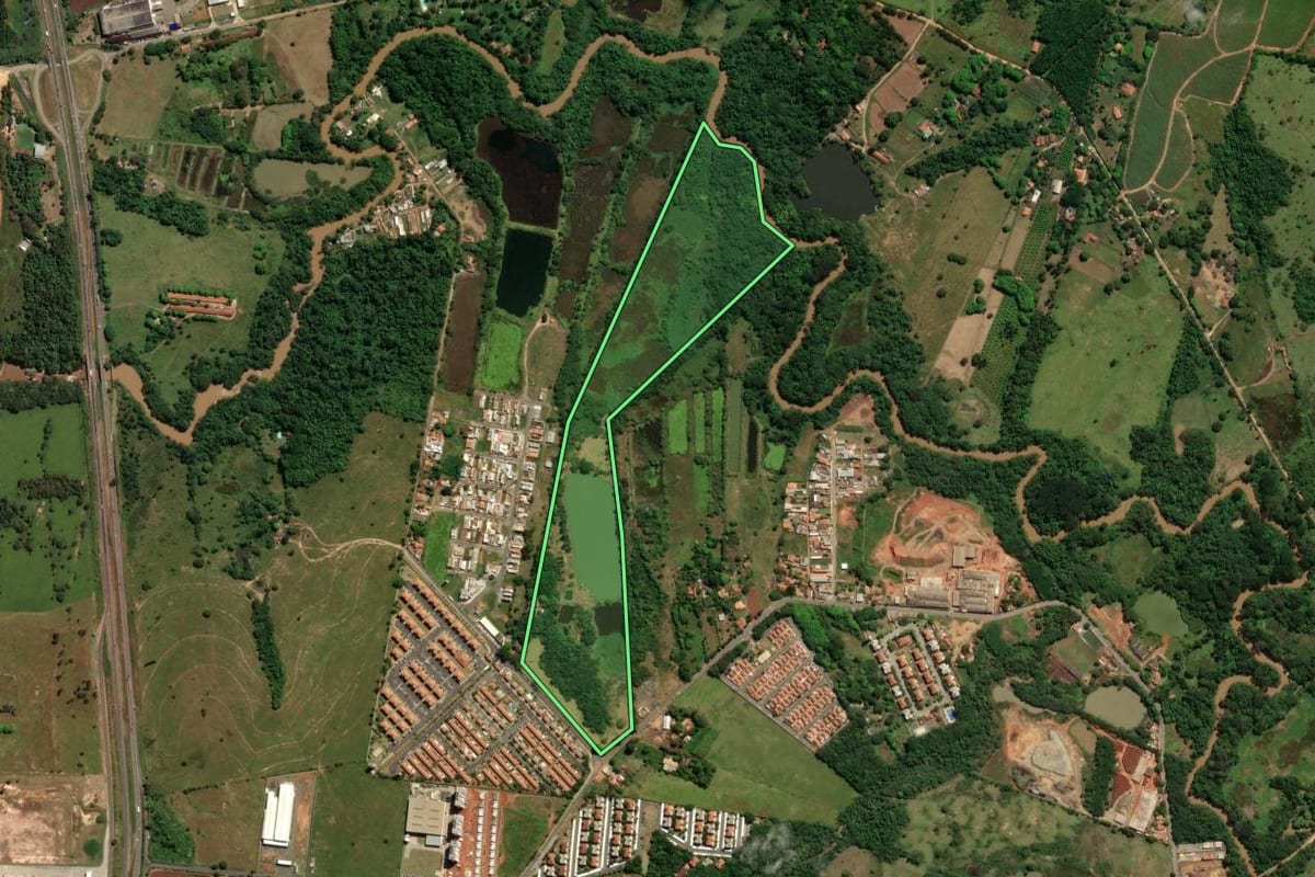 Imagem de satélite do imóvel rural em Jaguariúna (SP), com o contorno declarado no CAR desenhado por cima.