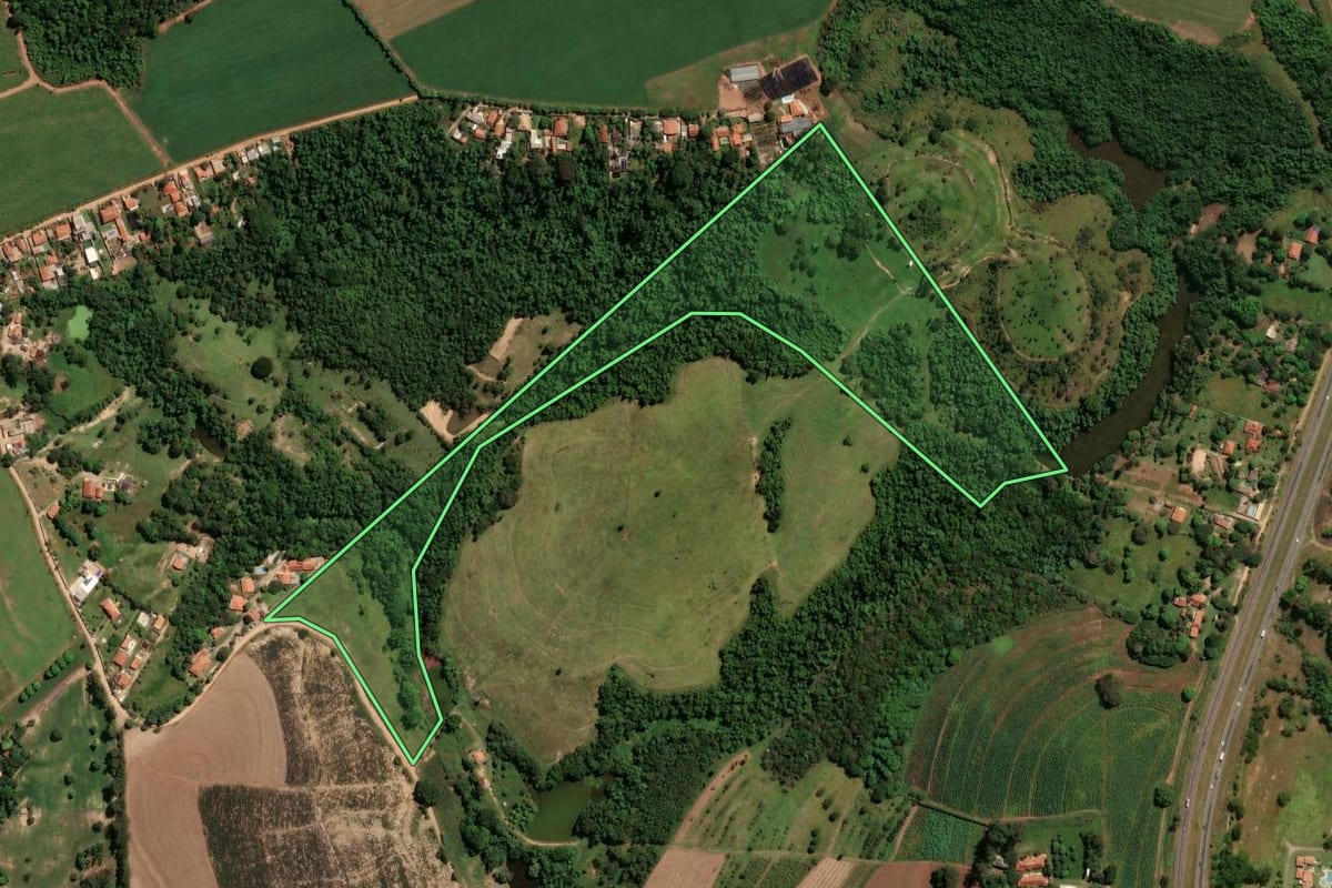 Imagem de satélite do imóvel rural em Jaguariúna (SP), com o contorno declarado no CAR desenhado por cima.