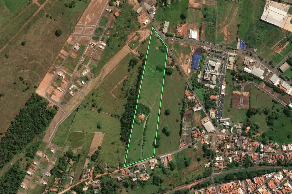 Imagem de satélite do imóvel rural em Jales (SP), com o contorno declarado no CAR desenhado por cima.