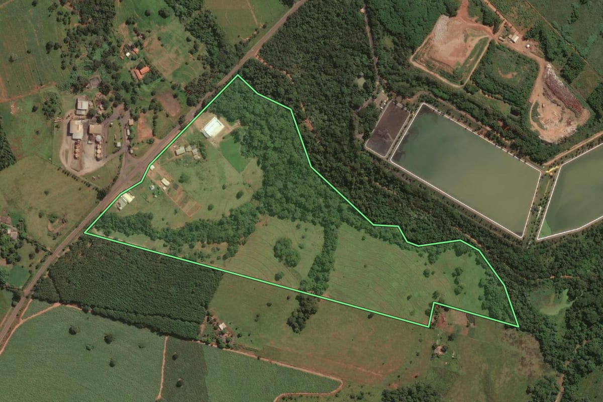 Imagem de satélite do imóvel rural em Jales (SP), com o contorno declarado no CAR desenhado por cima.