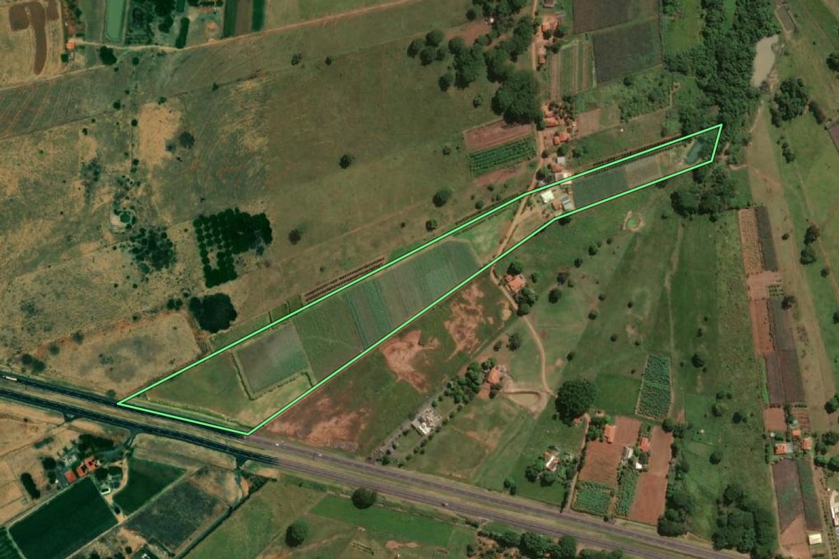 Imagem de satélite do imóvel rural em Jales (SP), com o contorno declarado no CAR desenhado por cima.