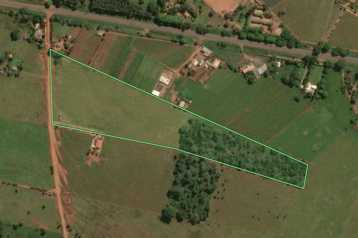 Imagem de satélite do imóvel rural em Jales (SP), com o contorno declarado no CAR desenhado por cima.