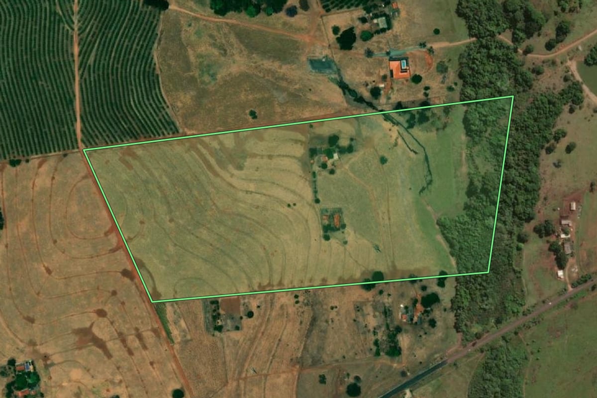 Imagem de satélite do imóvel rural em Jales (SP), com o contorno declarado no CAR desenhado por cima.