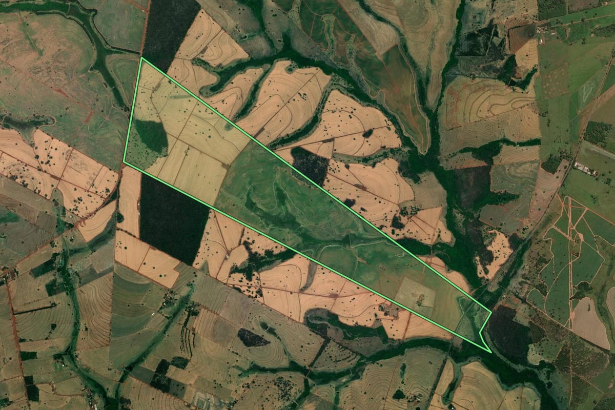 Imagem de satélite do imóvel rural em Jales (SP), com o contorno declarado no CAR desenhado por cima.