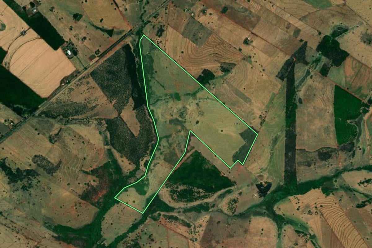 Imagem de satélite do imóvel rural em Jales (SP), com o contorno declarado no CAR desenhado por cima.