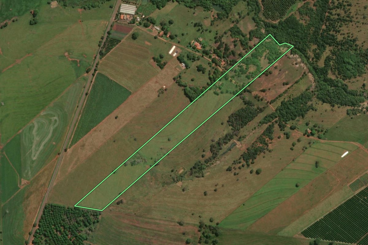 Imagem de satélite do imóvel rural em Jales (SP), com o contorno declarado no CAR desenhado por cima.