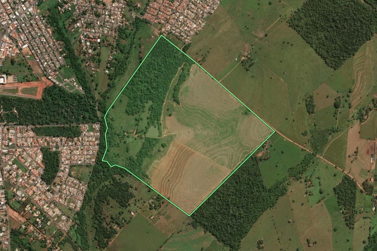 Imagem de satélite do imóvel rural em Jales (SP), com o contorno declarado no CAR desenhado por cima.