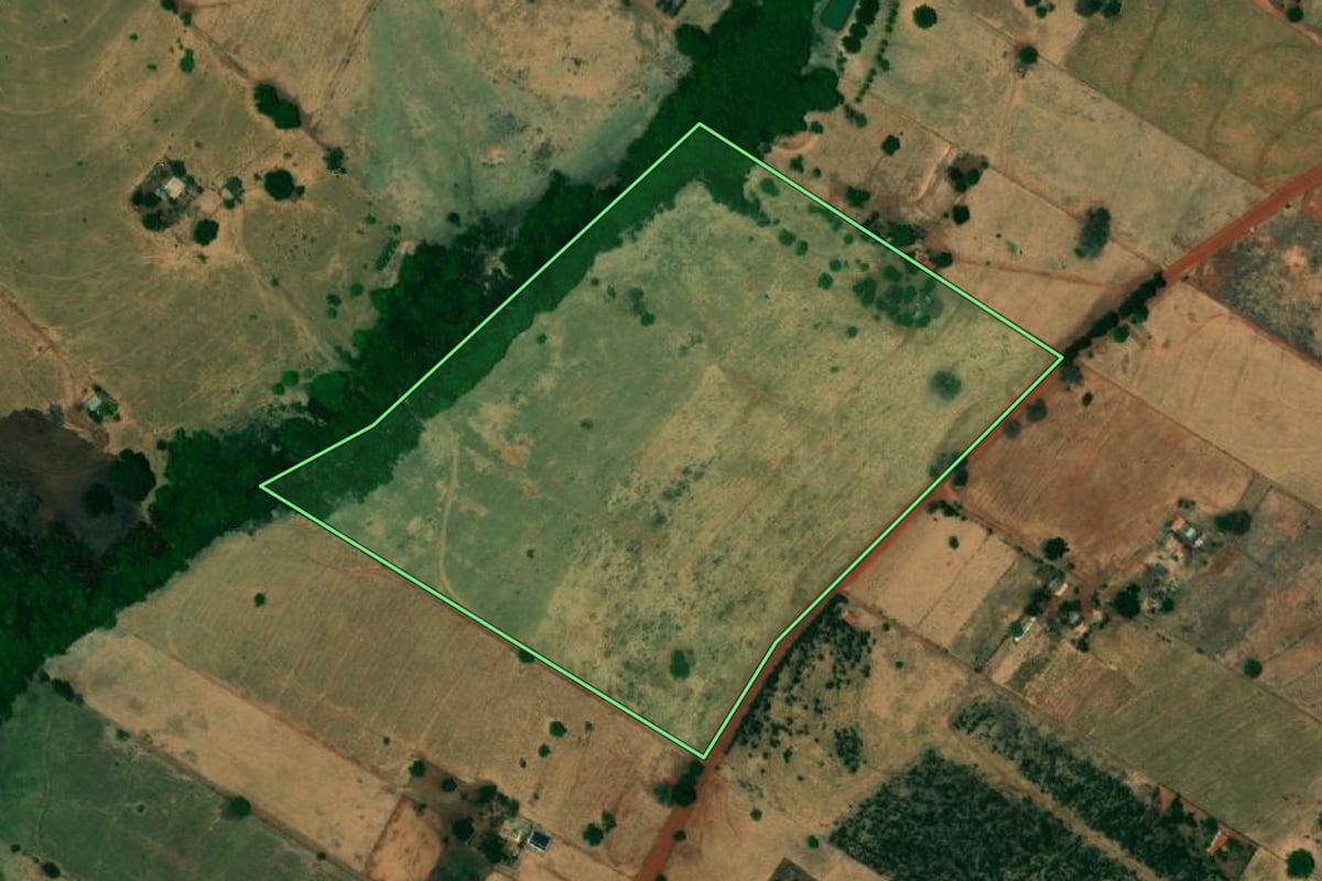Imagem de satélite do imóvel rural em Jales (SP), com o contorno declarado no CAR desenhado por cima.