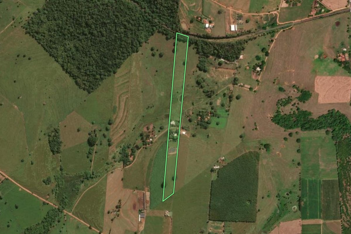 Imagem de satélite do imóvel rural em Jales (SP), com o contorno declarado no CAR desenhado por cima.