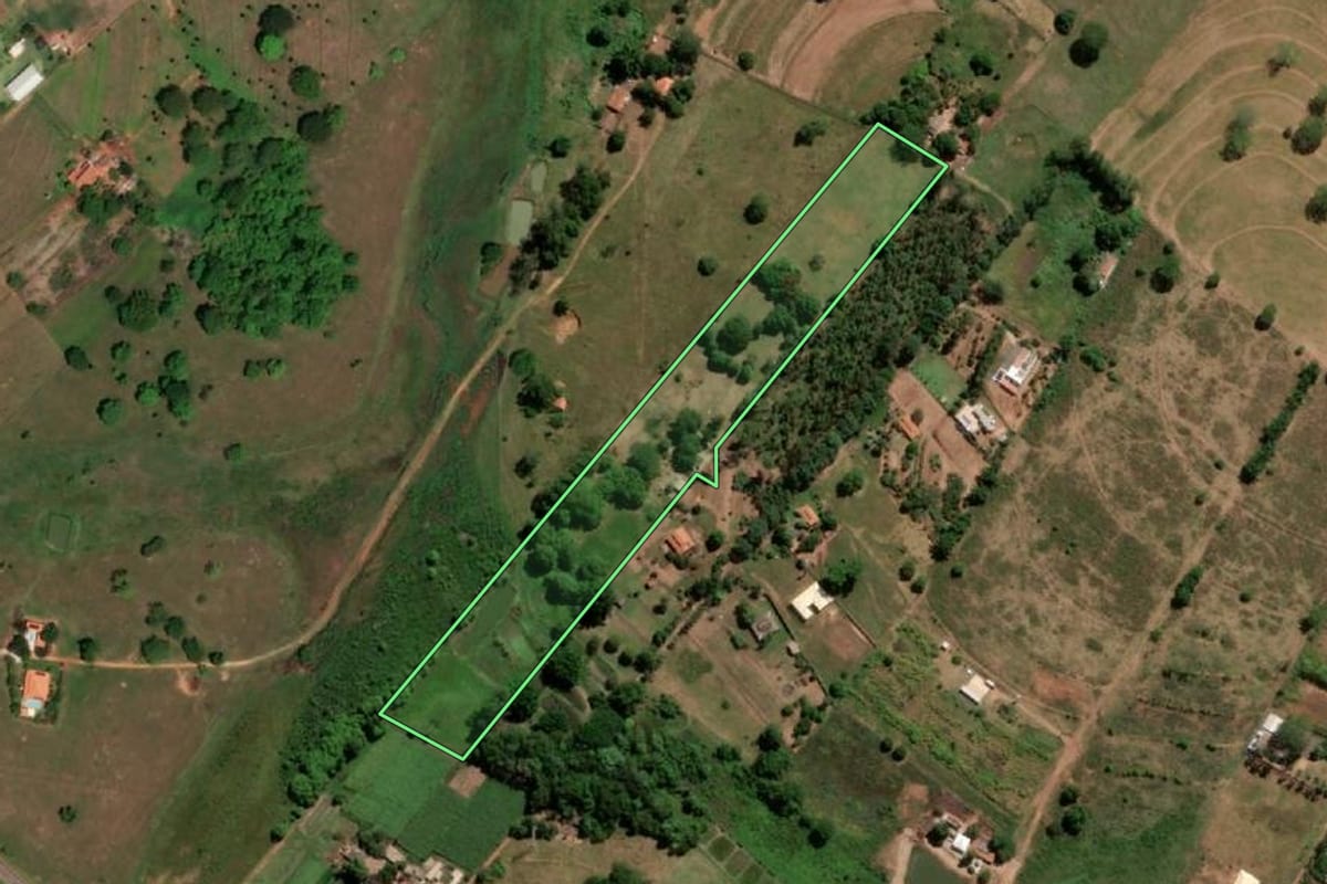 Imagem de satélite do imóvel rural em Jales (SP), com o contorno declarado no CAR desenhado por cima.
