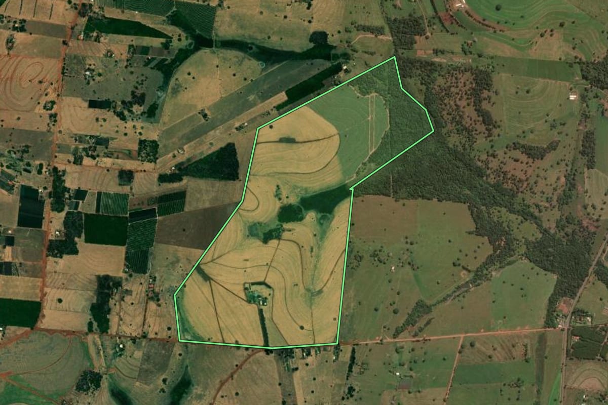 Imagem de satélite do imóvel rural em Jales (SP), com o contorno declarado no CAR desenhado por cima.