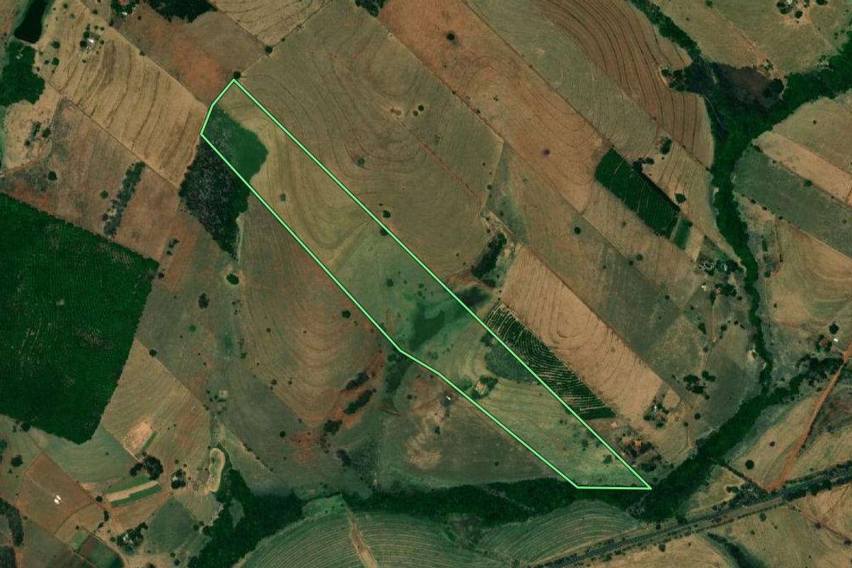 Imagem de satélite do imóvel rural em Jales (SP), com o contorno declarado no CAR desenhado por cima.