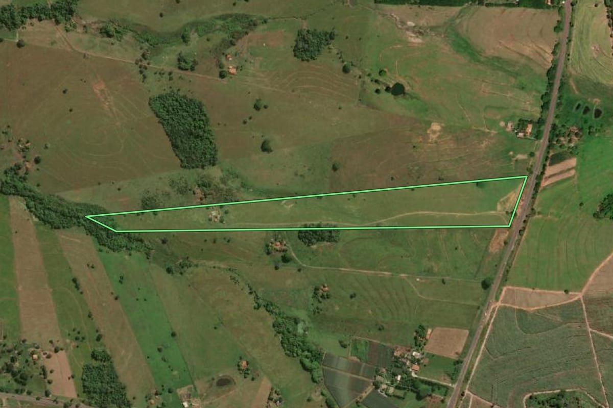 Imagem de satélite do imóvel rural em Jales (SP), com o contorno declarado no CAR desenhado por cima.