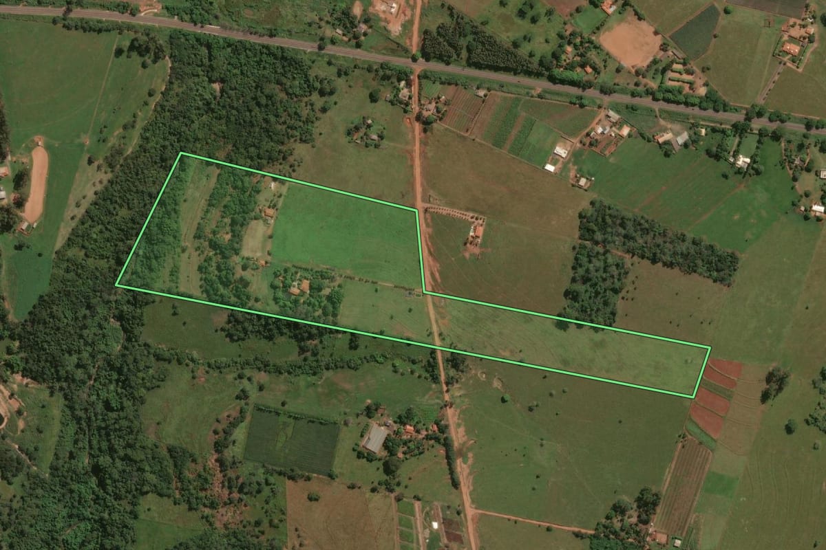 Imagem de satélite do imóvel rural em Jales (SP), com o contorno declarado no CAR desenhado por cima.