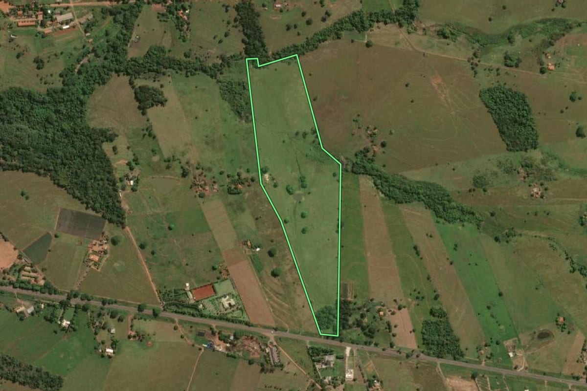 Imagem de satélite do imóvel rural em Jales (SP), com o contorno declarado no CAR desenhado por cima.