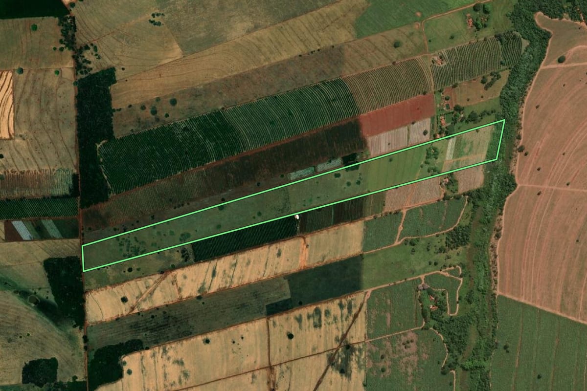 Imagem de satélite do imóvel rural em Jales (SP), com o contorno declarado no CAR desenhado por cima.