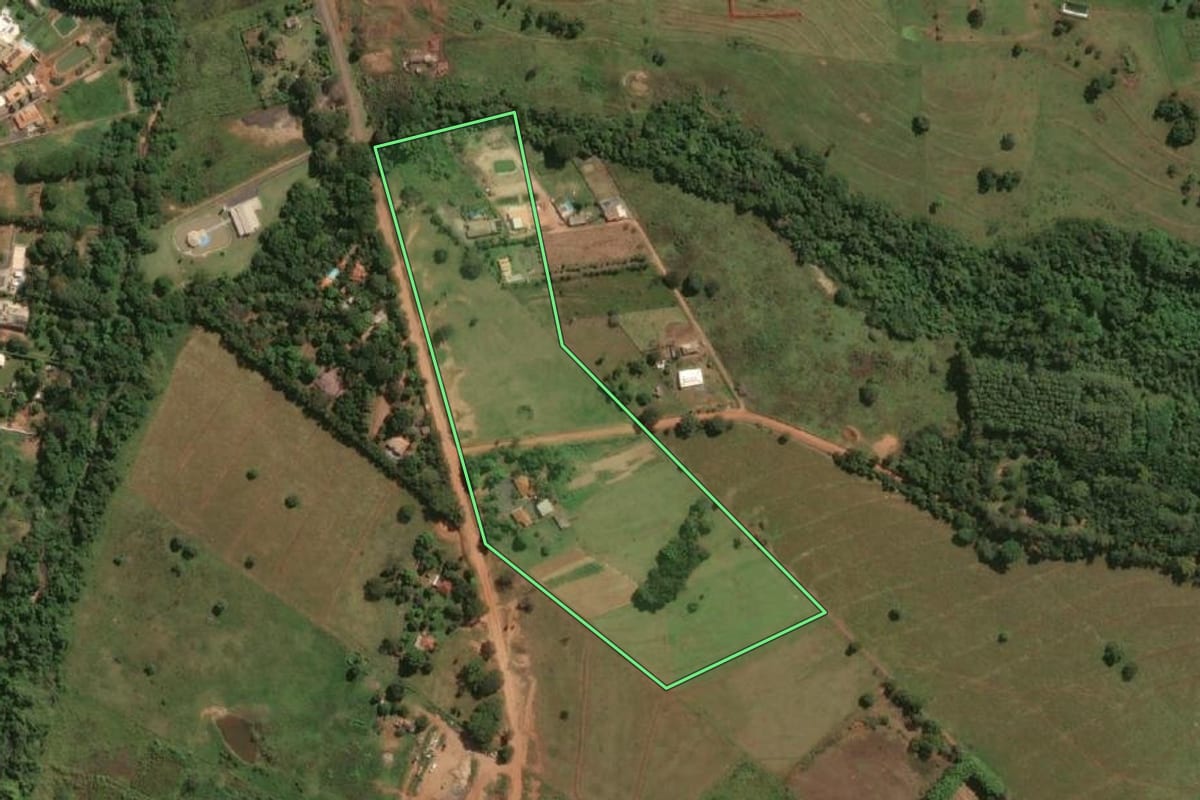 Imagem de satélite do imóvel rural em Jales (SP), com o contorno declarado no CAR desenhado por cima.