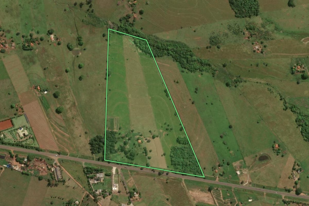 Imagem de satélite do imóvel rural em Jales (SP), com o contorno declarado no CAR desenhado por cima.