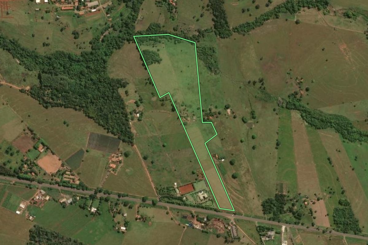 Imagem de satélite do imóvel rural em Jales (SP), com o contorno declarado no CAR desenhado por cima.