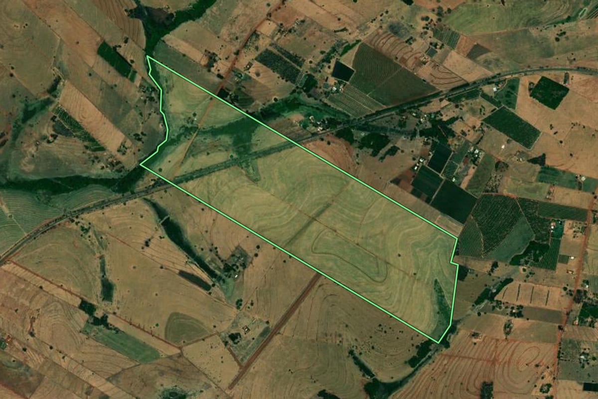 Imagem de satélite do imóvel rural em Jales (SP), com o contorno declarado no CAR desenhado por cima.