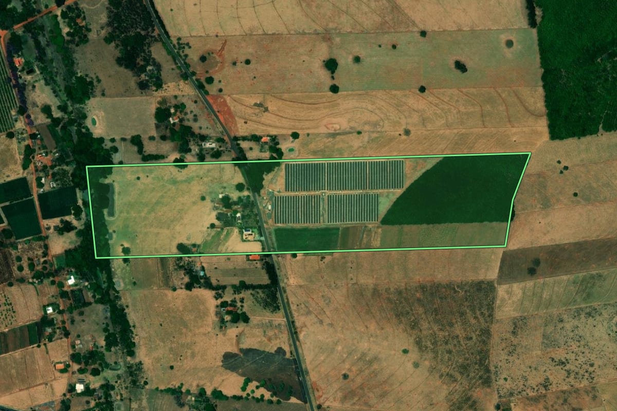 Imagem de satélite do imóvel rural em Jales (SP), com o contorno declarado no CAR desenhado por cima.