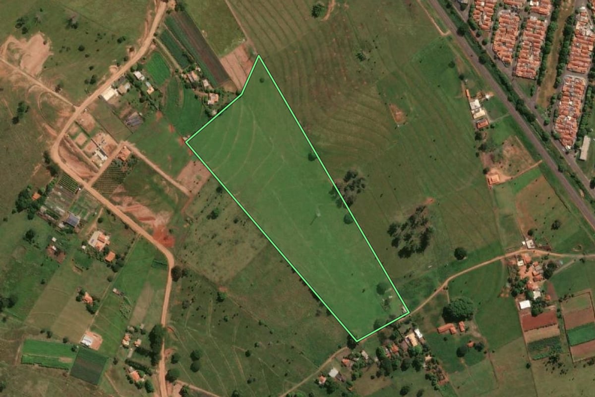Imagem de satélite do imóvel rural em Jales (SP), com o contorno declarado no CAR desenhado por cima.