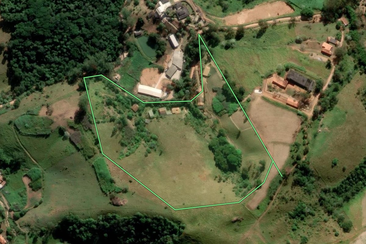 Imagem de satélite do imóvel rural em Jambeiro (SP), com o contorno declarado no CAR desenhado por cima.