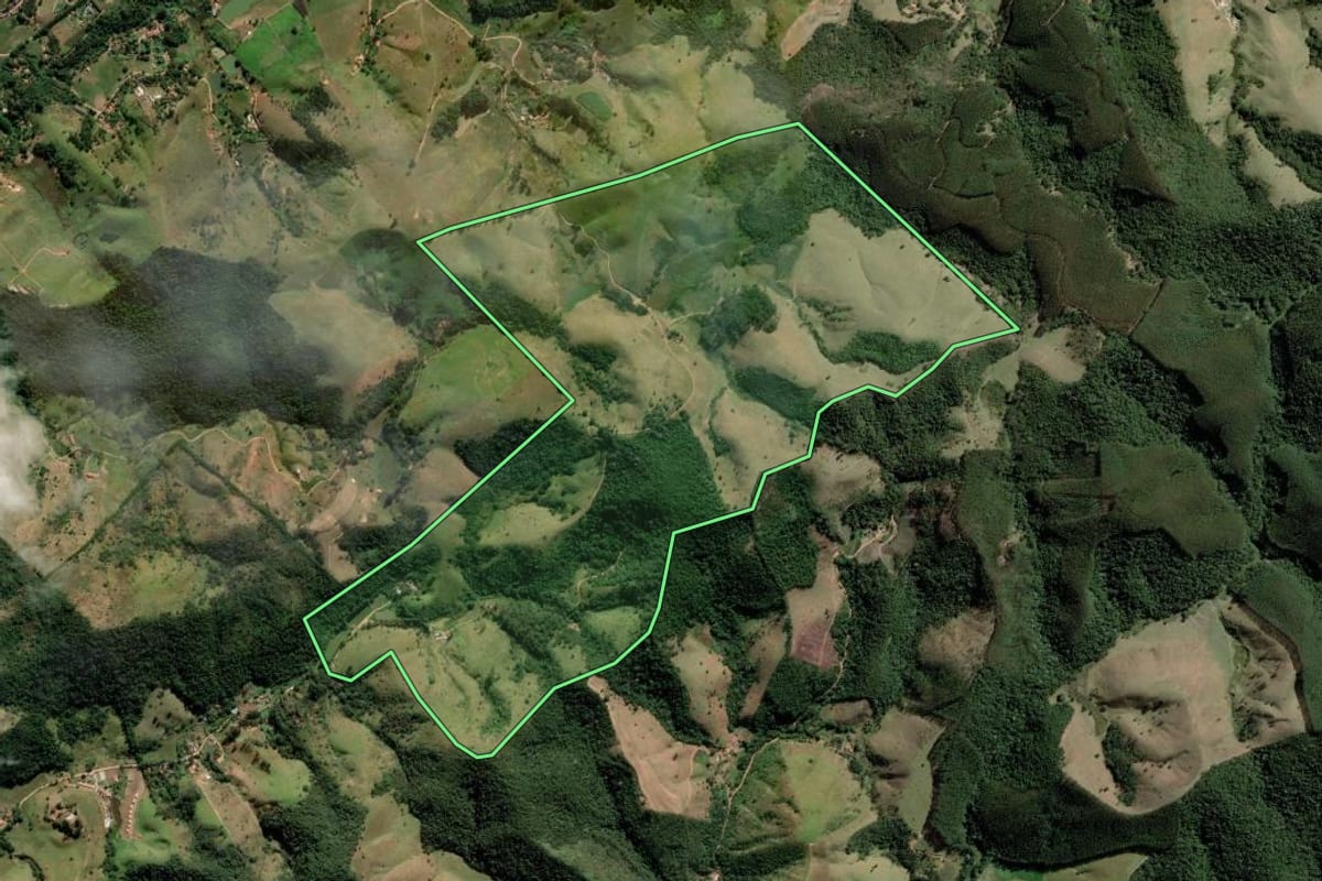 Imagem de satélite do imóvel rural em Jambeiro (SP), com o contorno declarado no CAR desenhado por cima.