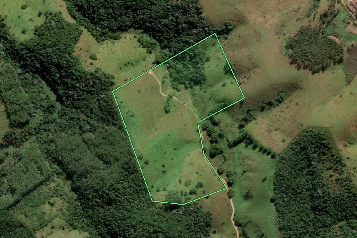 Imagem de satélite do imóvel rural em Jambeiro (SP), com o contorno declarado no CAR desenhado por cima.