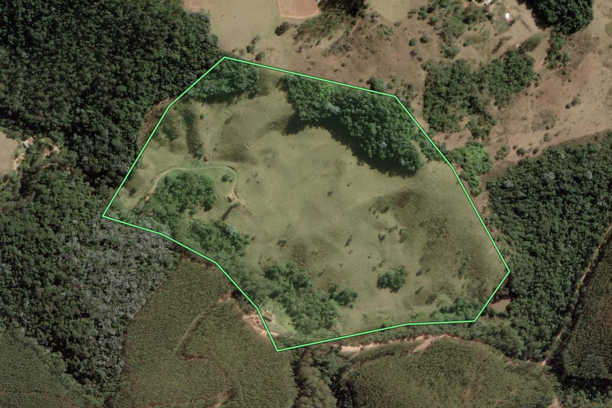 Imagem de satélite do imóvel rural em Jambeiro (SP), com o contorno declarado no CAR desenhado por cima.